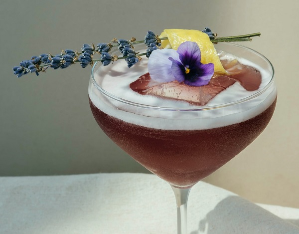 Mocktail Garnish Delights: Add Touch of Edible Flowers To Your