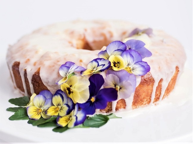 Decorating Cakes With Edible Flowers