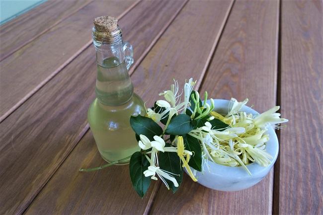 edible flowers for cocktails