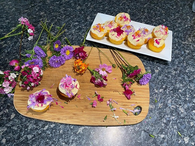 using edible flowers for decorating cupcakes