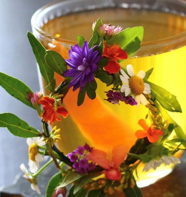 Mocktail Garnish Delights: Add Touch of Edible Flowers To Your Cocktails